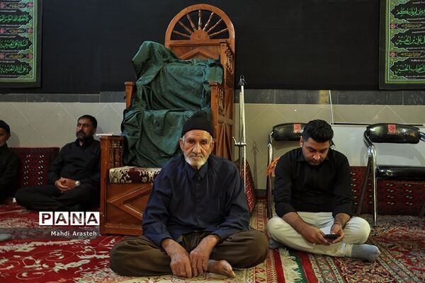 برگزاری زیارت عاشورا درروز عاشورا توسط عزاداران حضرت اباعبدالله