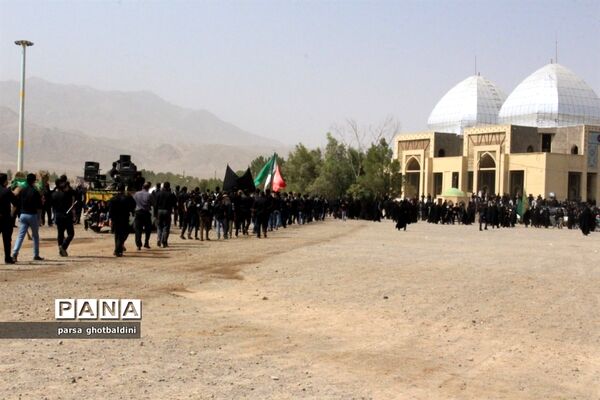 سینه زنی و زنجیر زنی در مزار شهدای شهرستان بهاباد