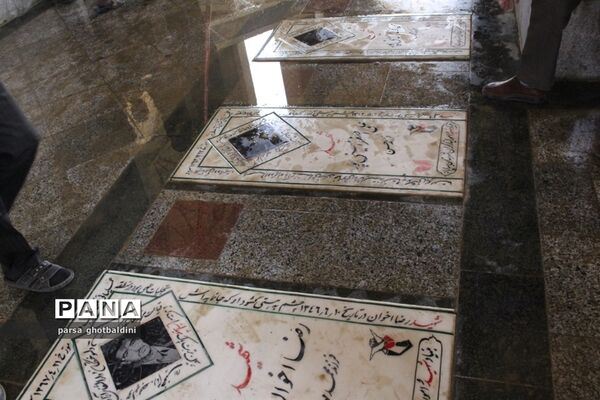 سینه زنی و زنجیر زنی در مزار شهدای شهرستان بهاباد