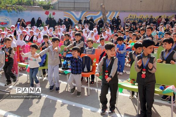 آیین نمادین نواختن  زنگ شکوفه‌ها در ارومیه