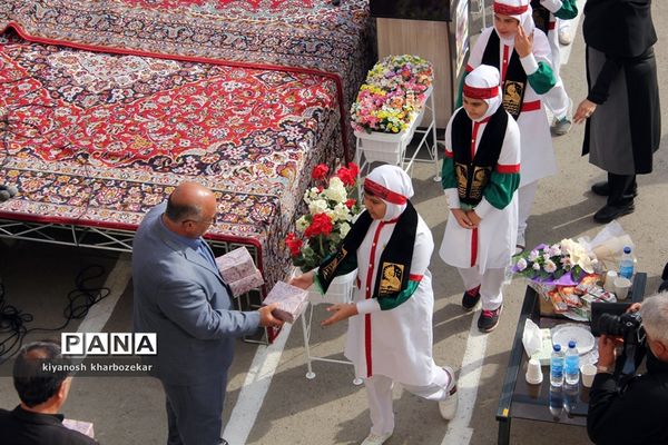 آیین نمادین نواختن  زنگ شکوفه‌ها در ارومیه