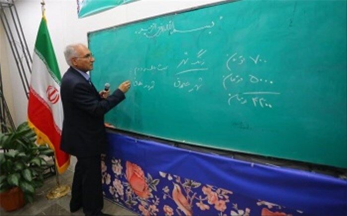 دانش‌آموزان پای درس شهردار اصفهان در ایستگاه مترو؛ درس امروز: من با مترو به مدرسه می‌روم