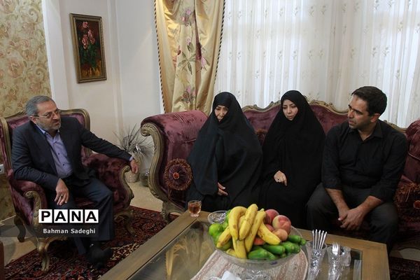 دیدار معاون پرورشی و فرهنگی وزارت آموزش و پرورش با خانواده شهیدان قمی و مظفر