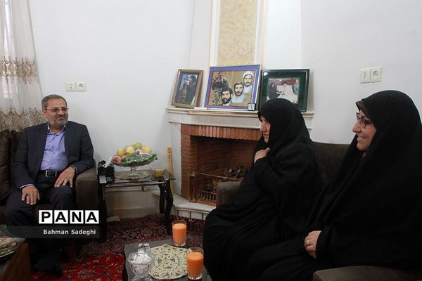 دیدار معاون پرورشی و فرهنگی وزارت آموزش و پرورش با خانواده شهیدان قمی و مظفر