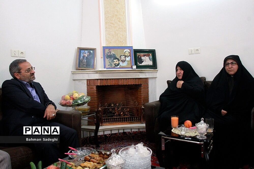 دیدار معاون پرورشی و فرهنگی وزارت آموزش و پرورش با خانواده شهیدان قمی و مظفر