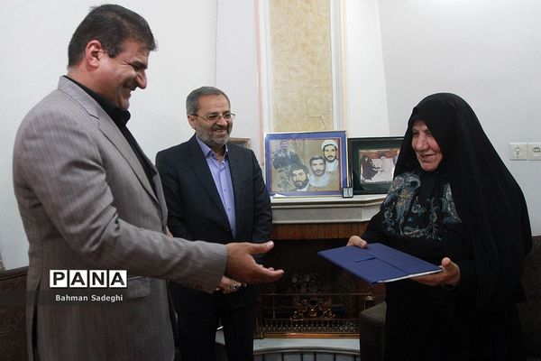 دیدار معاون پرورشی و فرهنگی وزارت آموزش و پرورش با خانواده شهیدان قمی و مظفر