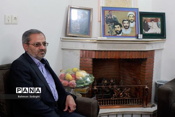 دیدار معاون پرورشی و فرهنگی وزارت آموزش و پرورش با خانواده شهیدان قمی و مظفر