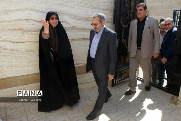 دیدار معاون پرورشی و فرهنگی وزارت آموزش و پرورش با خانواده شهیدان قمی و مظفر