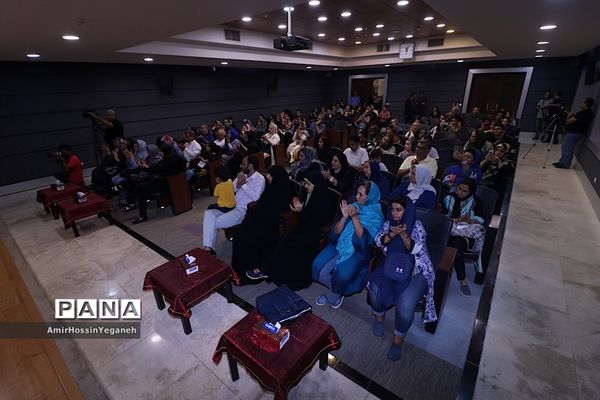 نمایش و نقد و بررسی فیلم اباجان در جزیره کیش