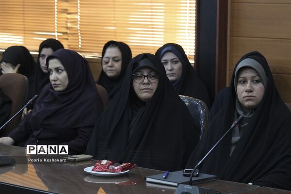 دیدار مدیرکل آموزش و پرورش فارس  با بانوان شاغل  این اداره