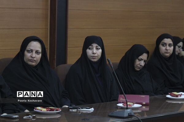 دیدار مدیرکل آموزش و پرورش فارس  با بانوان شاغل  این اداره