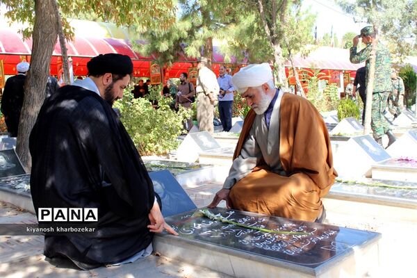 آیین غبار روبی مزار شهدا به مناسبت گرامیداشت هفته دفاع مقدس در ارومیه