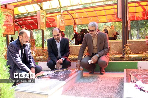 آیین غبار روبی مزار شهدا به مناسبت گرامیداشت هفته دفاع مقدس در ارومیه