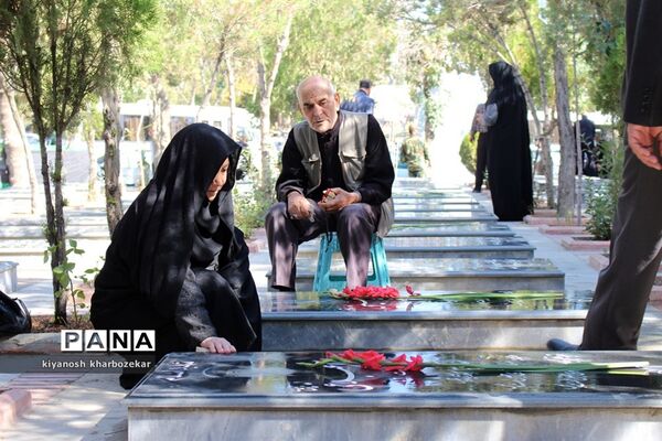 آیین غبار روبی مزار شهدا به مناسبت گرامیداشت هفته دفاع مقدس در ارومیه