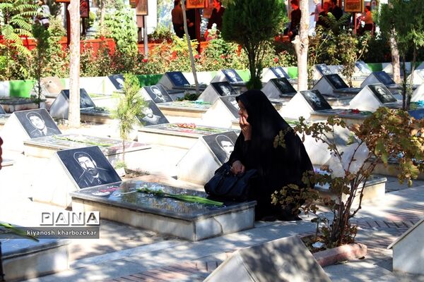 آیین غبار روبی مزار شهدا به مناسبت گرامیداشت هفته دفاع مقدس در ارومیه