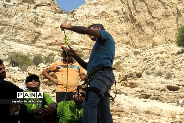 کوه‌پیمایی و کارگاه آموزش دره‌نوردی در کوهنوردان مُهر شهرستان مُهر