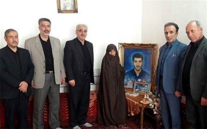 دیدار مدیر آموزش و پرورش ورامین  با خانواده معزز شهدای فرهنگی