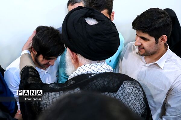 دیدار نویسنده و راوی کتاب «فرنگیس» با مقام معظم رهبری