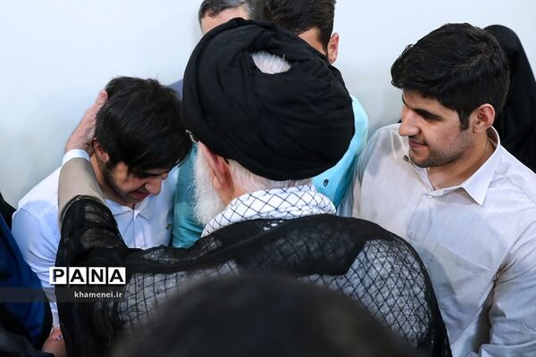 دیدار نویسنده و راوی کتاب «فرنگیس» با مقام معظم رهبری