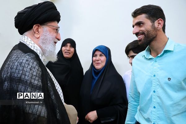 دیدار نویسنده و راوی کتاب «فرنگیس» با مقام معظم رهبری