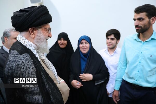 دیدار نویسنده و راوی کتاب «فرنگیس» با مقام معظم رهبری
