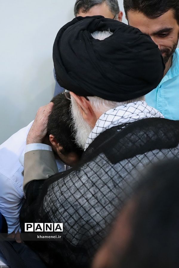 دیدار نویسنده و راوی کتاب «فرنگیس» با مقام معظم رهبری