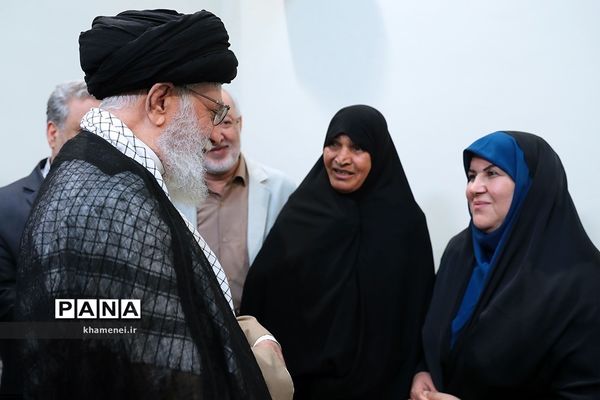 دیدار نویسنده و راوی کتاب «فرنگیس» با مقام معظم رهبری