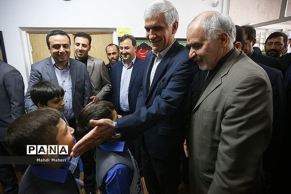 نواختن زنگ مهر در مدرسه ناشنوایان باغچه‌بان