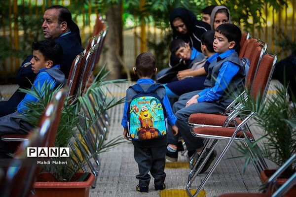 نواختن زنگ مهر در مدرسه ناشنوایان باغچه‌بان
