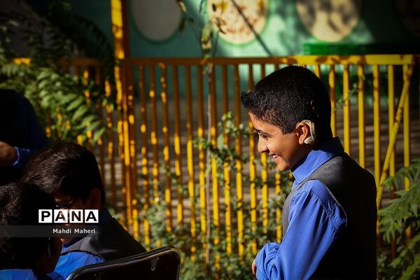 نواختن زنگ مهر در مدرسه ناشنوایان باغچه‌بان