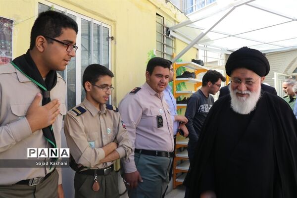 آیین نواختن زنگ اقامه نماز در دبیرستان هاشمی نژاد 4 مشهد