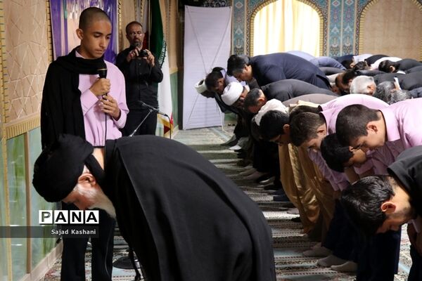 آیین نواختن زنگ اقامه نماز در دبیرستان هاشمی نژاد 4 مشهد