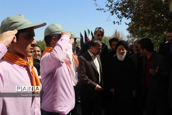 آیین نواختن زنگ اقامه نماز در دبیرستان هاشمی نژاد 4 مشهد