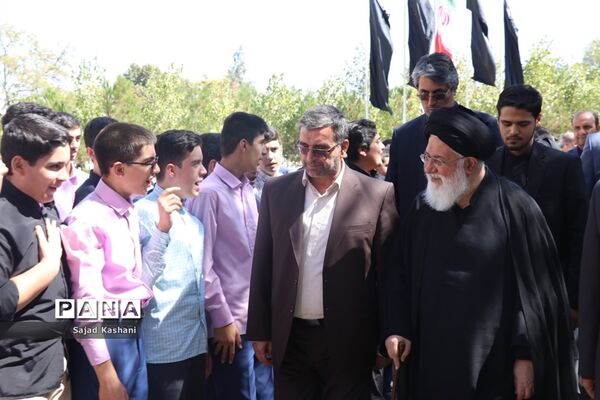 آیین نواختن زنگ اقامه نماز در دبیرستان هاشمی نژاد 4 مشهد