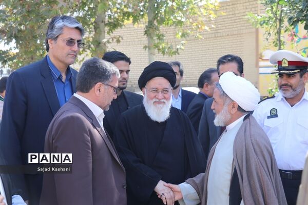 آیین نواختن زنگ اقامه نماز در دبیرستان هاشمی نژاد 4 مشهد