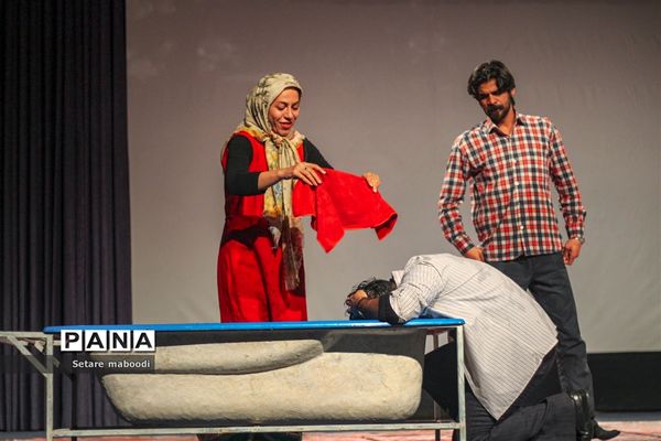 اجرای نمایش «قرار»