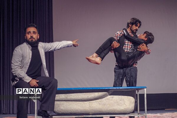 اجرای نمایش «قرار»