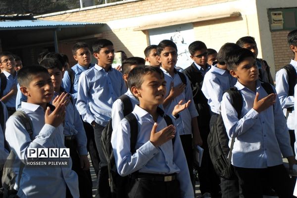 جشن عاطفه‌ها دردبیرستان شهید نواب صفوی شهرستان بیرجند