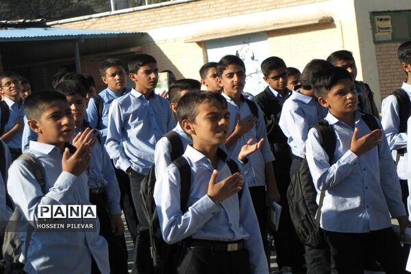 جشن عاطفه‌ها دردبیرستان شهید نواب صفوی شهرستان بیرجند