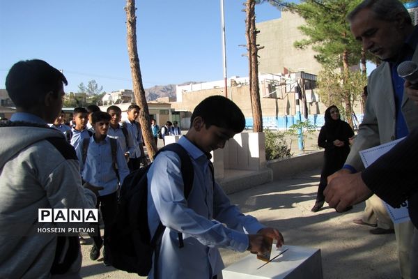 جشن عاطفه‌ها دردبیرستان شهید نواب صفوی شهرستان بیرجند