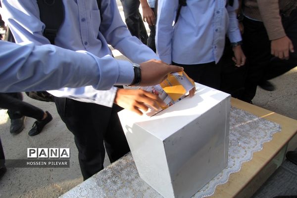 جشن عاطفه‌ها دردبیرستان شهید نواب صفوی شهرستان بیرجند