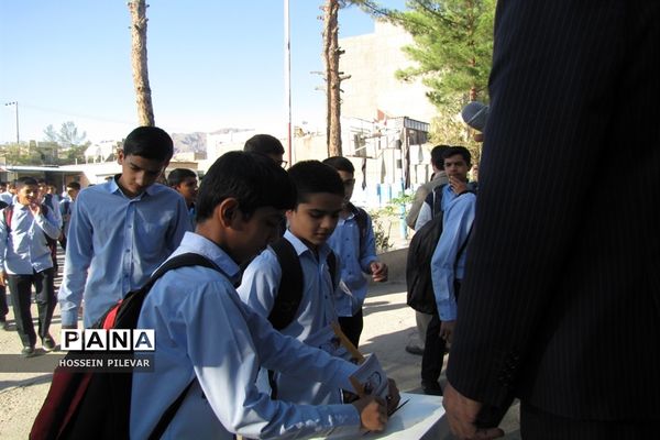 جشن عاطفه‌ها دردبیرستان شهید نواب صفوی شهرستان بیرجند