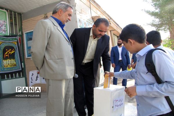 جشن عاطفه‌ها دردبیرستان شهید نواب صفوی شهرستان بیرجند