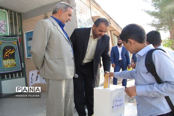 جشن عاطفه‌ها دردبیرستان شهید نواب صفوی شهرستان بیرجند