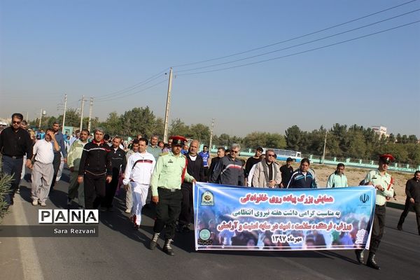 همایش پیاده روی خانوادگی گرامیداشت هفته نیروی انتظامی در اسلامشهر