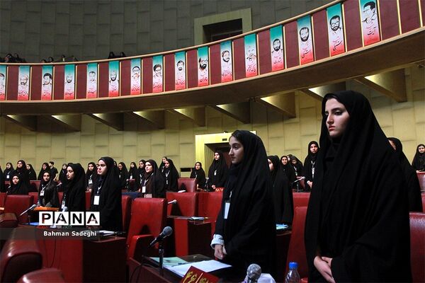 نخستین نشست نهمین دوره مجلس دانش‌آموزی