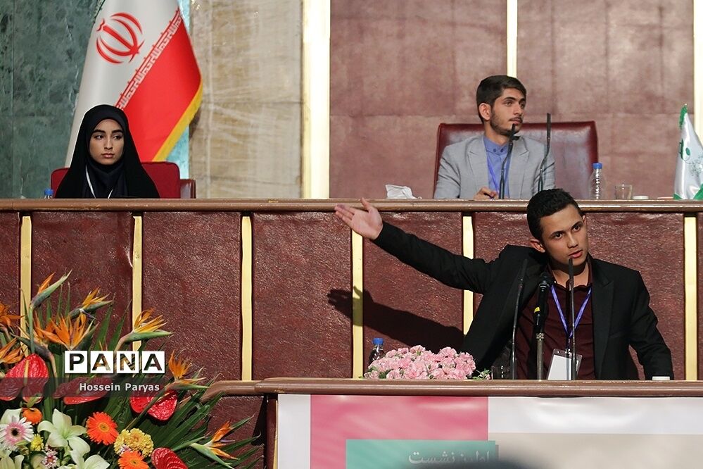 نطق های نمایندگان در دومین روز  نخستین نشست نهمین دوره مجلس دانش‌آموزی