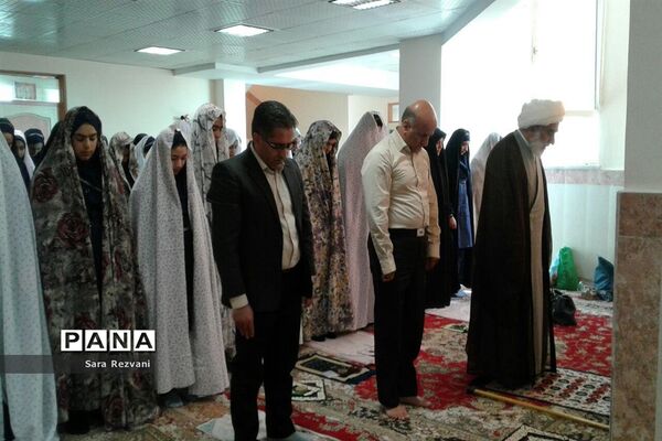 برگزاری نماز جماعت با حضور ائمه جمعه اسلامشهر و احمد آباد مستوفی در واحدهای آموزشی