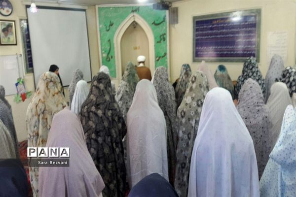 برگزاری نماز جماعت با حضور ائمه جمعه اسلامشهر و احمد آباد مستوفی در واحدهای آموزشی