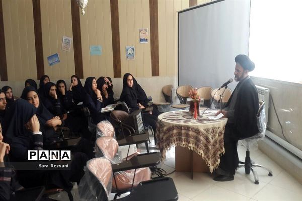 برگزاری نماز جماعت با حضور ائمه جمعه اسلامشهر و احمد آباد مستوفی در واحدهای آموزشی